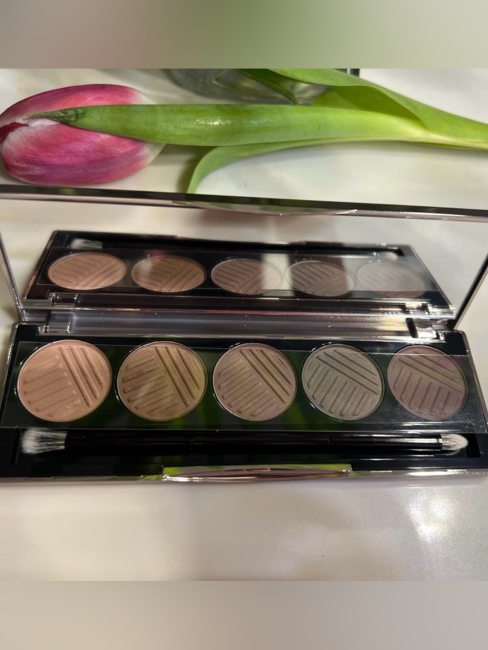 Pretty cool eye shadow